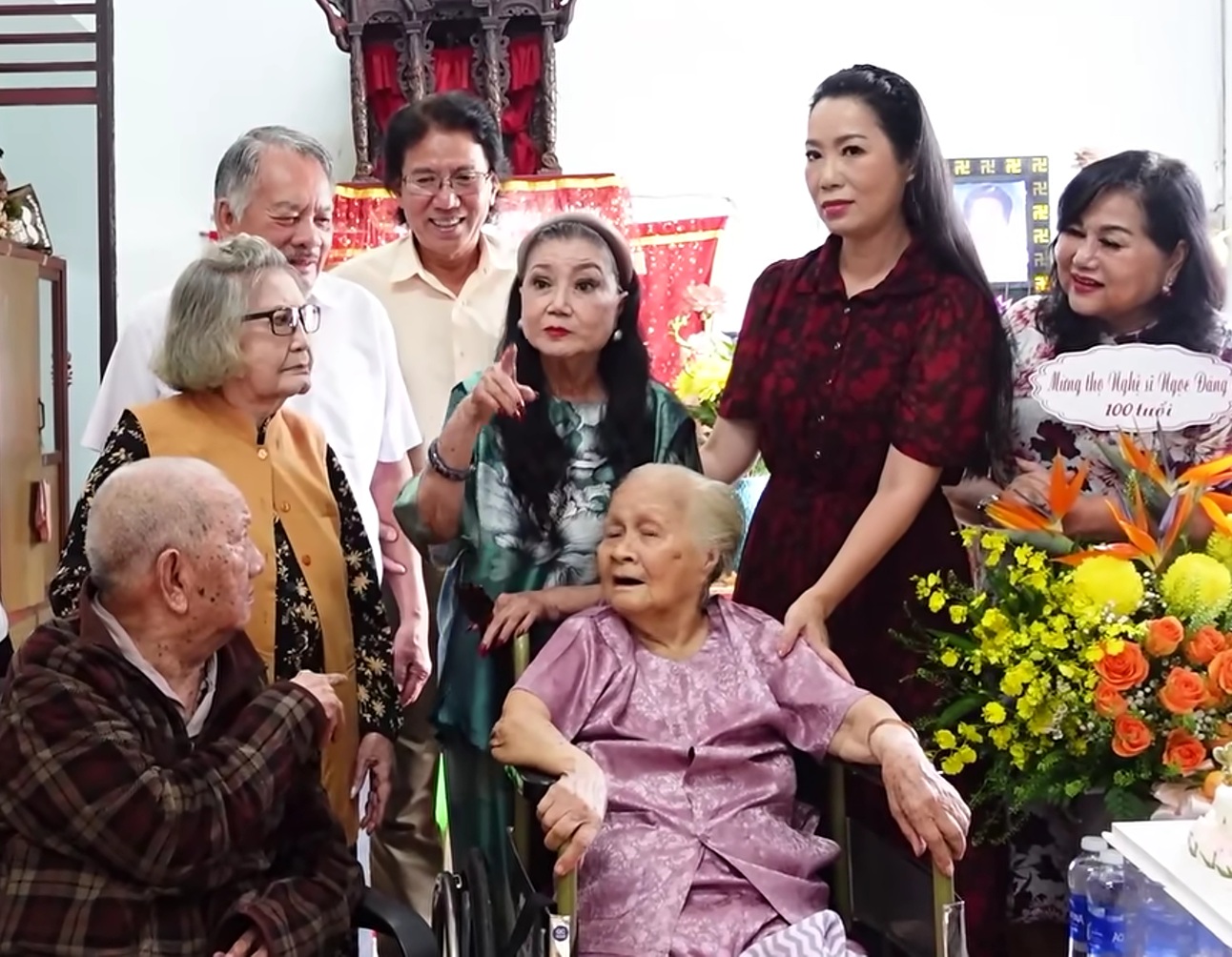 NSND Kim Cương thăm nghệ sĩ U100 tại viện dưỡng lão: Tấm lòng đầy yêu thương - Ảnh 2. NSND Kim Cương thăm nghệ sĩ U100 tại viện dưỡng lão: Tấm lòng đầy yêu thương - Ảnh 2.