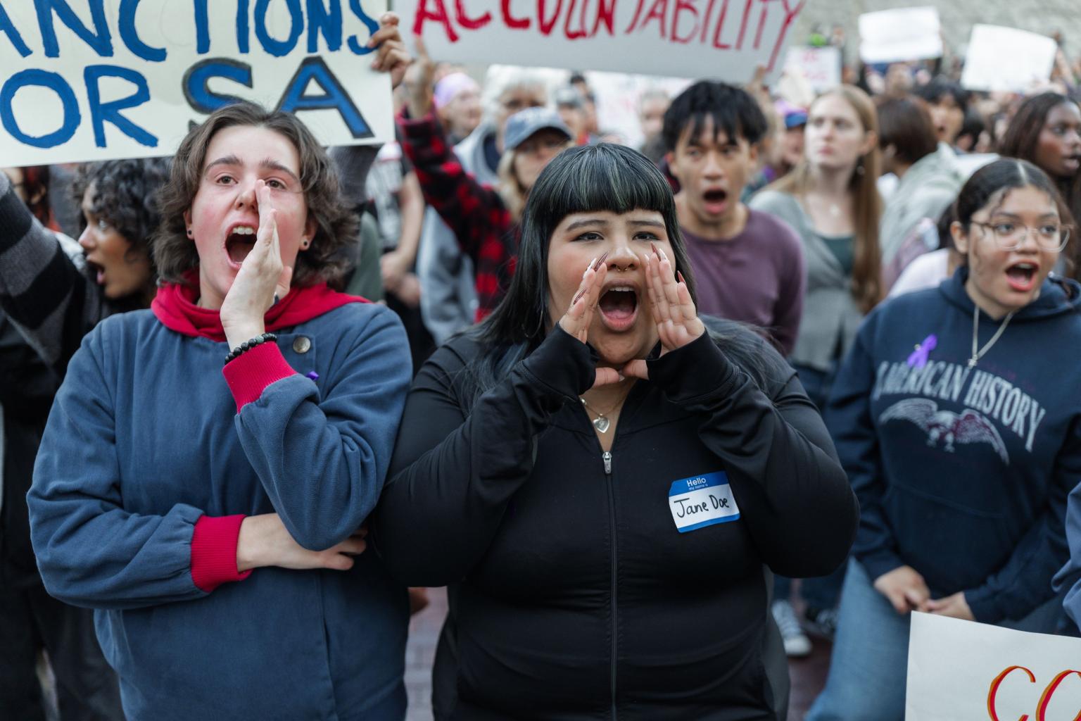 Nữ sinh vụ Cornell 7 nhận đe dọa t&iacute;nh mạng: Gia đ&igrave;nh bị cảnh b&aacute;o r&uacute;t đơn kiện - Ảnh 1.