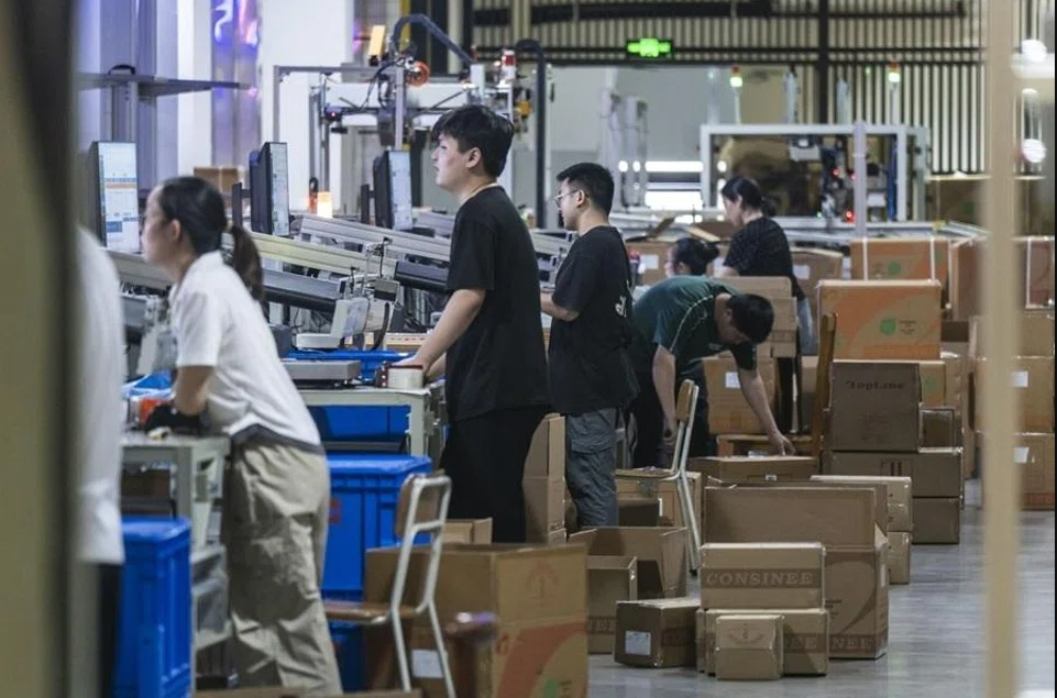 AI trong c&ocirc;ng việc: Cuộc c&aacute;ch mạng khiến nh&acirc;n vi&ecirc;n Trung Quốc l&agrave;m việc bằng 3 người - Ảnh 3.