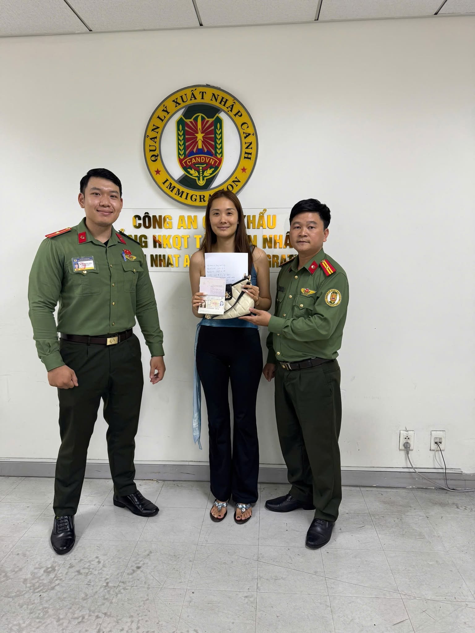 C&ocirc;ng an T&acirc;n Sơn Nhất x&aacute;c minh , trao trả t&agrave;i sản gi&aacute; trị h&agrave;ng trăm triệu đồng - Ảnh 1.