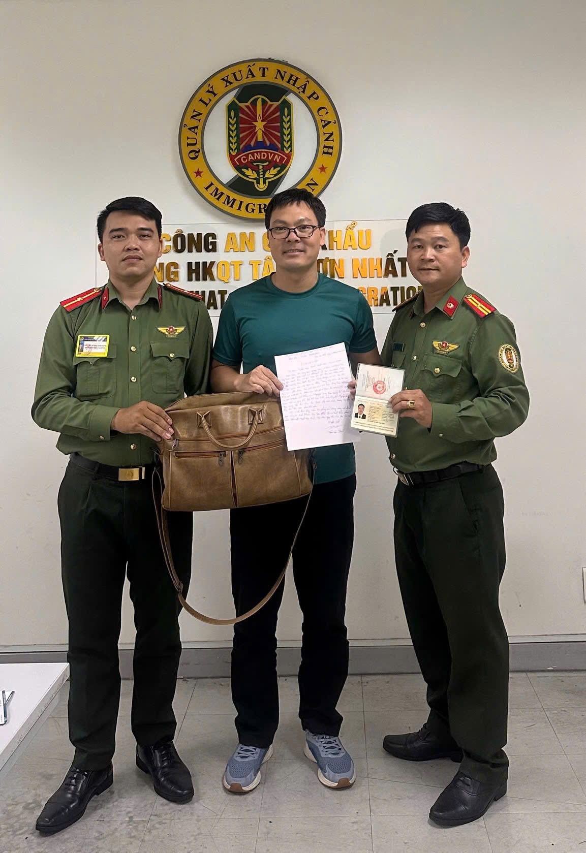 C&ocirc;ng an T&acirc;n Sơn Nhất x&aacute;c minh , trao trả t&agrave;i sản gi&aacute; trị h&agrave;ng trăm triệu đồng - Ảnh 3.
