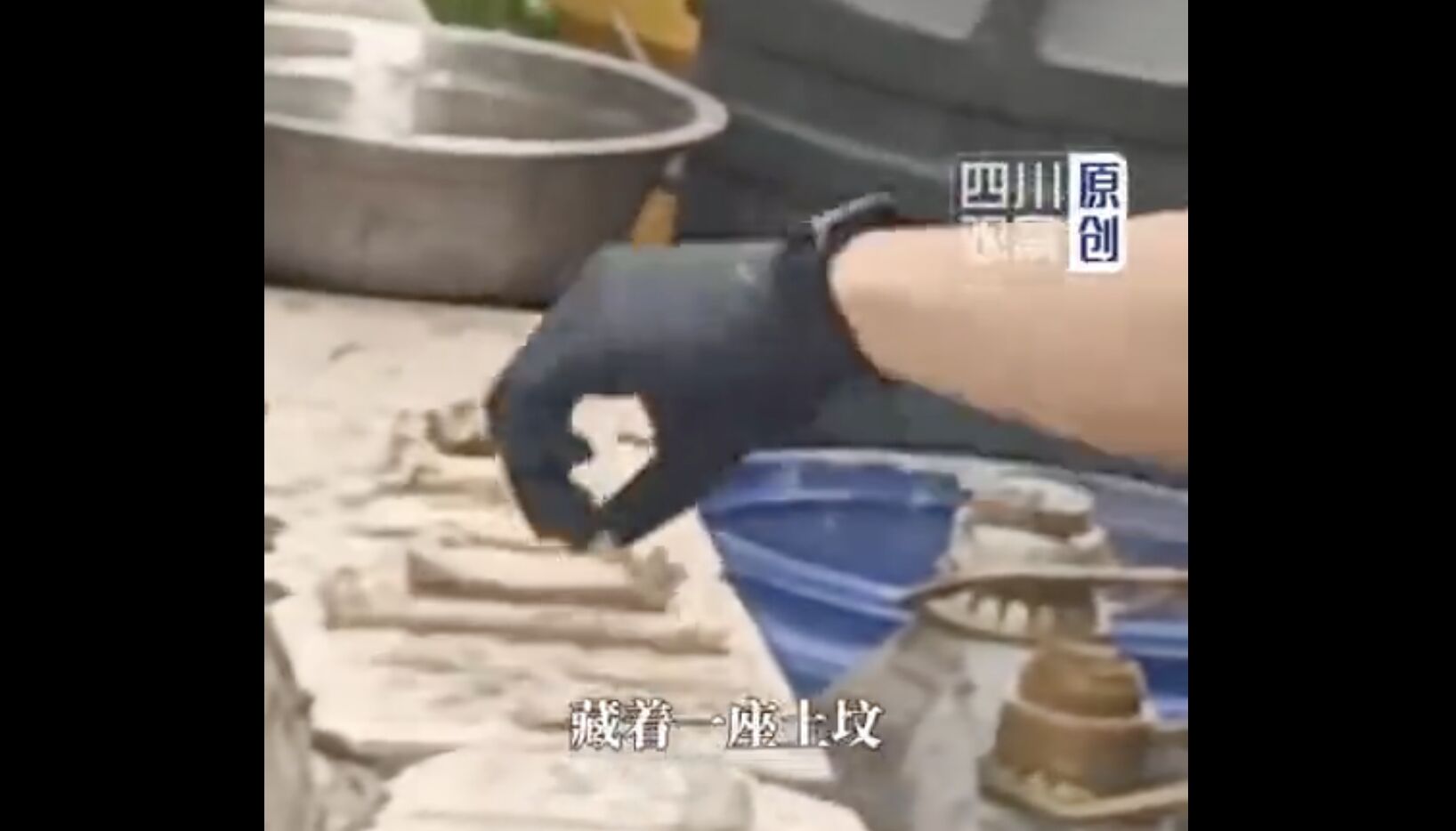 Mua nh&agrave; 8 năm mới ph&aacute;t hiện ngay tr&ecirc;n trần ph&ograve;ng kh&aacute;ch l&agrave; một ng&ocirc;i mộ - Ảnh 3.