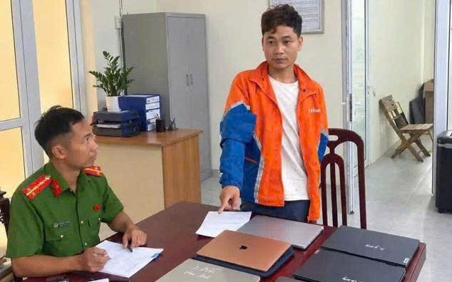 Kiểm tra một căn nh&agrave; l&uacute;c 22 giờ, c&ocirc;ng an bắt quả tang Nguyễn Thị Kim H. 52 tuổi v&agrave; 9 người - Ảnh 3.