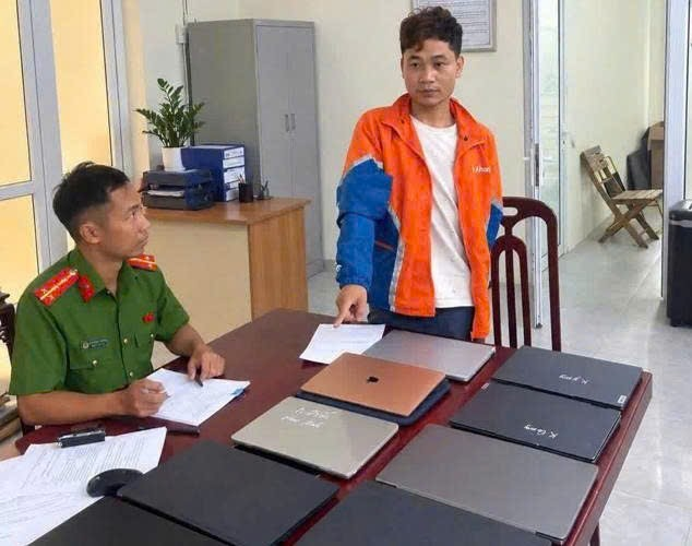 Kiểm tra h&agrave;nh ch&iacute;nh v&agrave; bắt giữ Nguyễn Tiến Dũng - Ảnh 1.