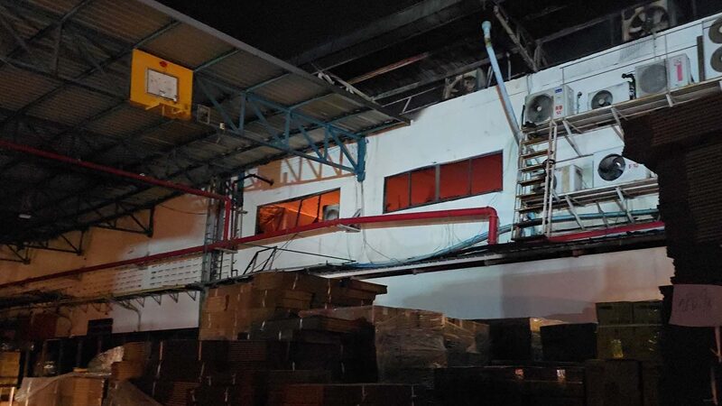 hỏa hoạn tại xưởng sản xuất đồ ăn vặt - Ảnh 2.