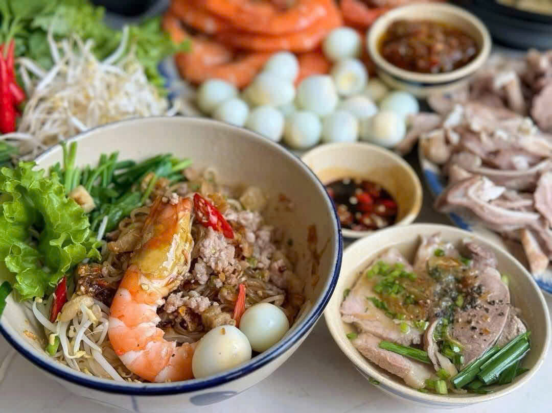 Phát hiện ngôi làng ở Việt Nam có hơn 2.000 giống hoa 'không chạm đất', mỗi lần chăm cây phải làm việc này - Ảnh 7.