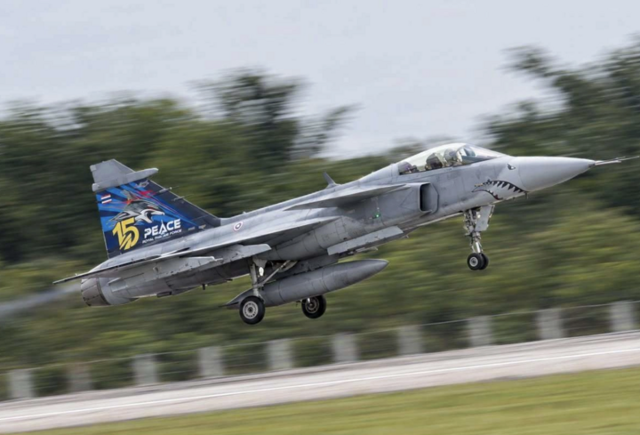Ho&agrave;ng hậu Th&aacute;i Lan lần đầu tự l&aacute;i m&aacute;y bay ti&ecirc;m k&iacute;ch JAS 39C Gripen năm 2026 - Ảnh 2.