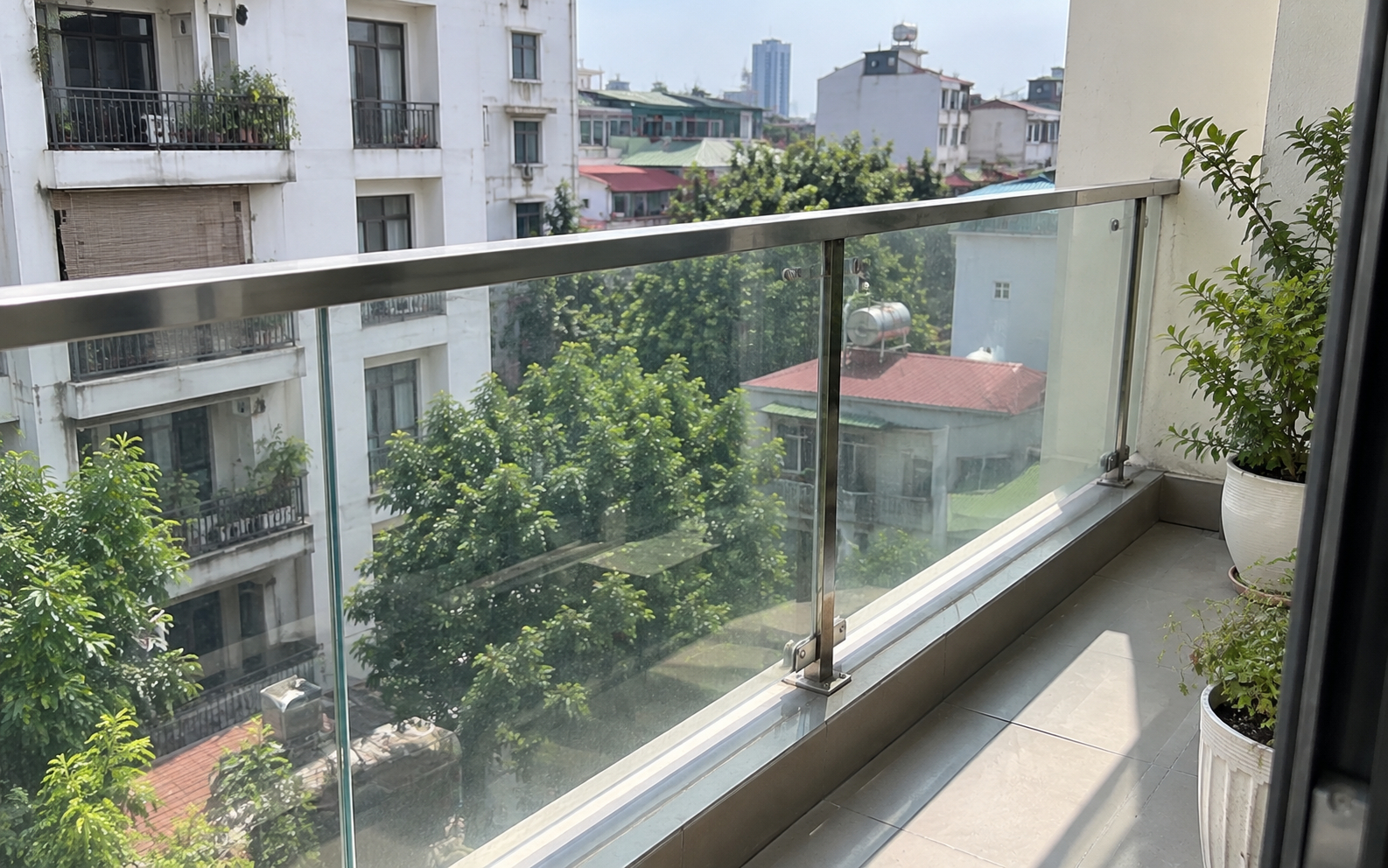 Tại sao ng&agrave;y c&agrave;ng nhiều gia đ&igrave;nh kh&ocirc;ng c&ograve;n l&agrave;m lan can ban c&ocirc;ng k&iacute;n m&iacute;t?  - Ảnh 2.