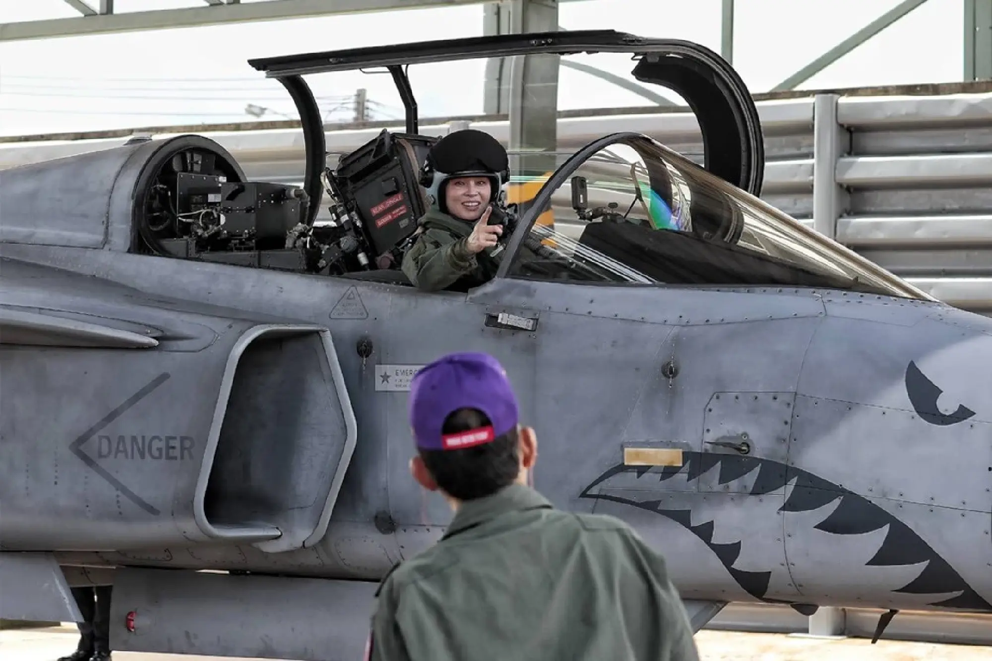 Quốc vương Th&aacute;i Lan tặng hoa Ho&agrave;ng hậu sau chuyến bay JAS 39C Gripen đặc biệt 2026 - Ảnh 2.