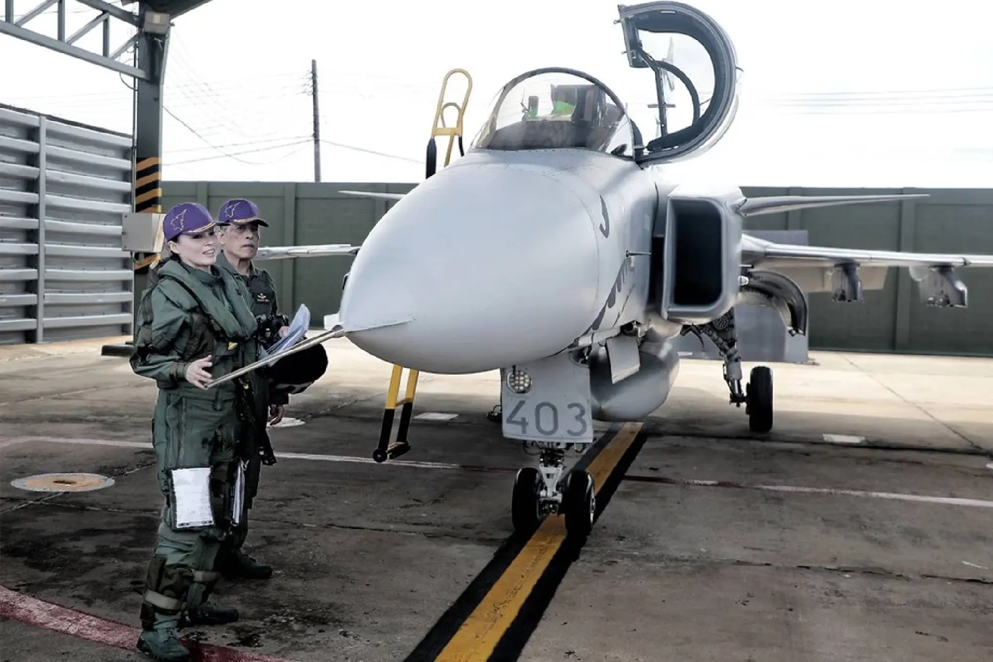 Quốc vương Th&aacute;i Lan tặng hoa Ho&agrave;ng hậu sau chuyến bay JAS 39C Gripen đặc biệt 2026 - Ảnh 4.