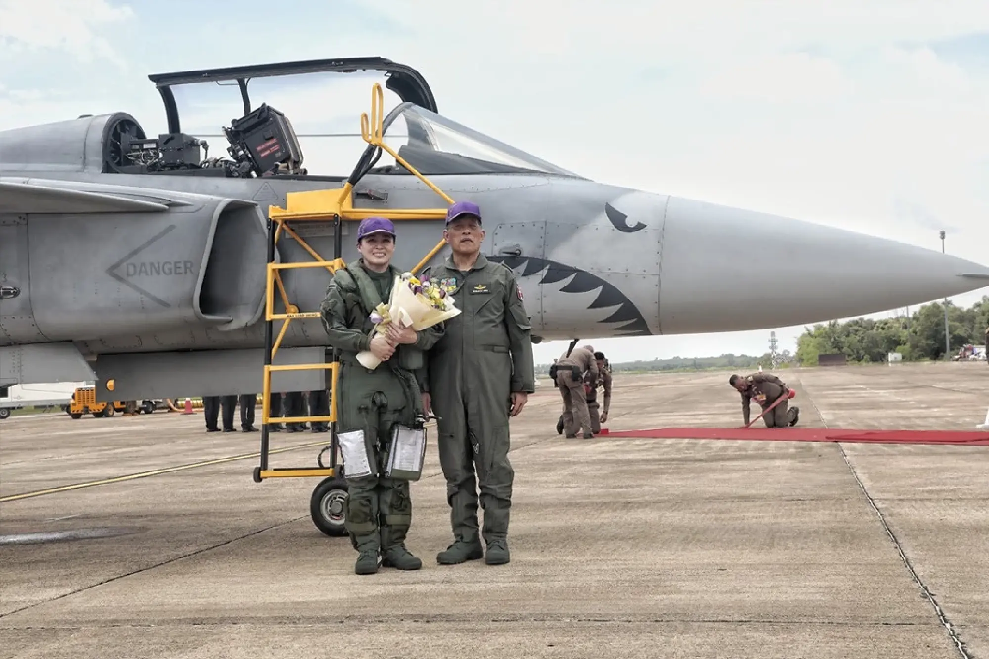 Quốc vương Th&aacute;i Lan tặng hoa Ho&agrave;ng hậu sau chuyến bay JAS 39C Gripen đặc biệt 2026 - Ảnh 6.