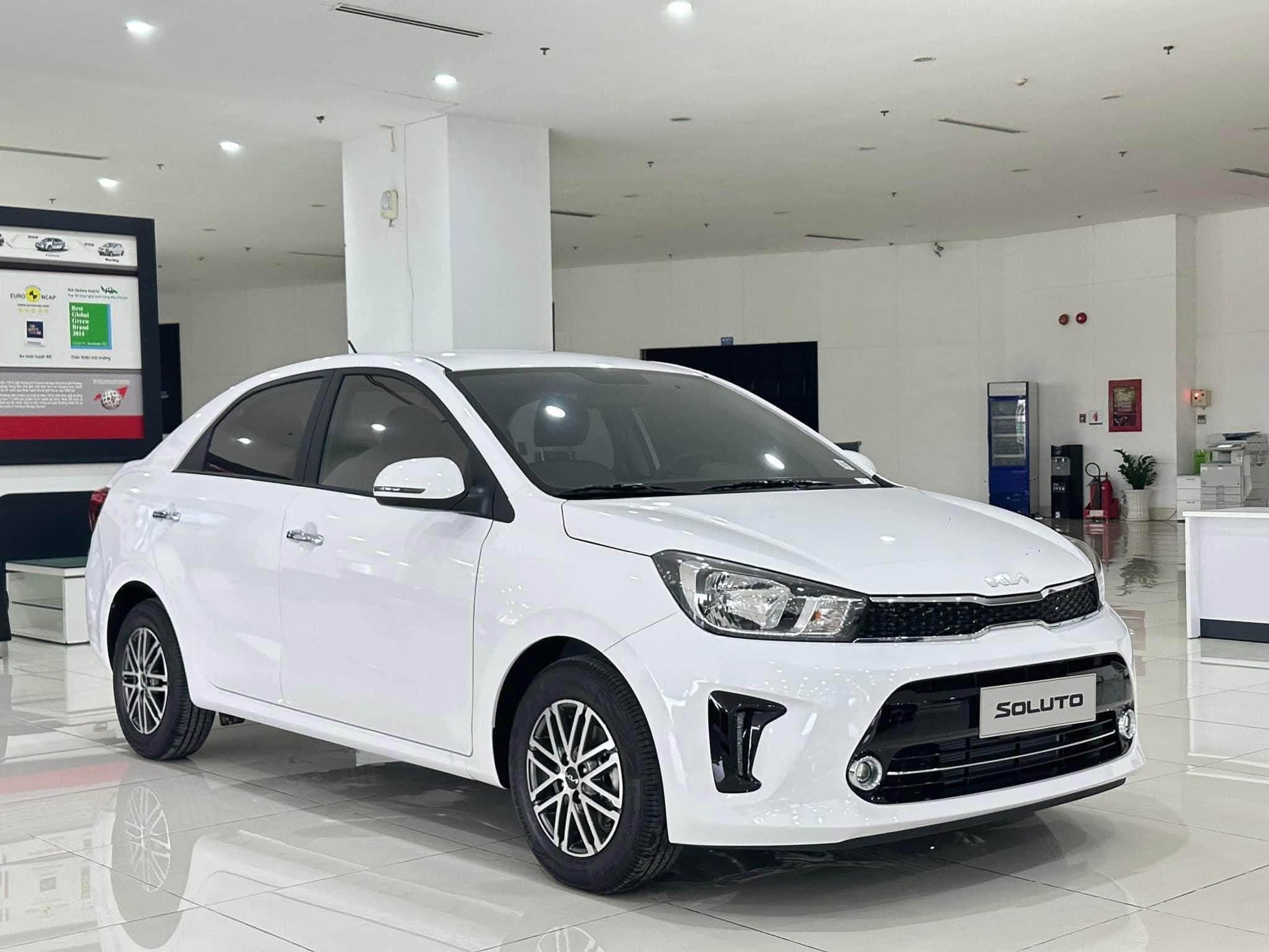 Một mẫu xe Hàn giảm giá "sập sàn", rộng ngang Vios mà rẻ hơn cả Morning, i10 - Ảnh 1.