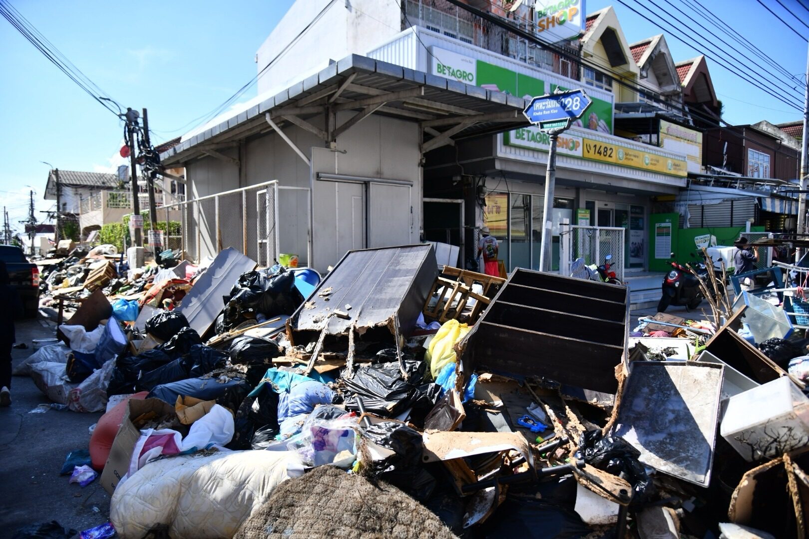 Bangkok ngập r&aacute;c sau lũ, ri&ecirc;ng một khu d&acirc;n cư ph&aacute;t sinh 800 tấn trong ng&agrave;y - Ảnh 2.