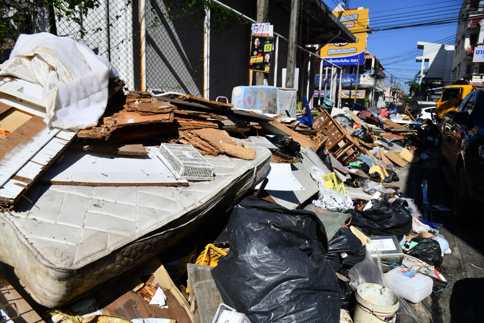 Bangkok ngập r&aacute;c sau lũ, ri&ecirc;ng một khu d&acirc;n cư ph&aacute;t sinh 800 tấn trong ng&agrave;y - Ảnh 1.