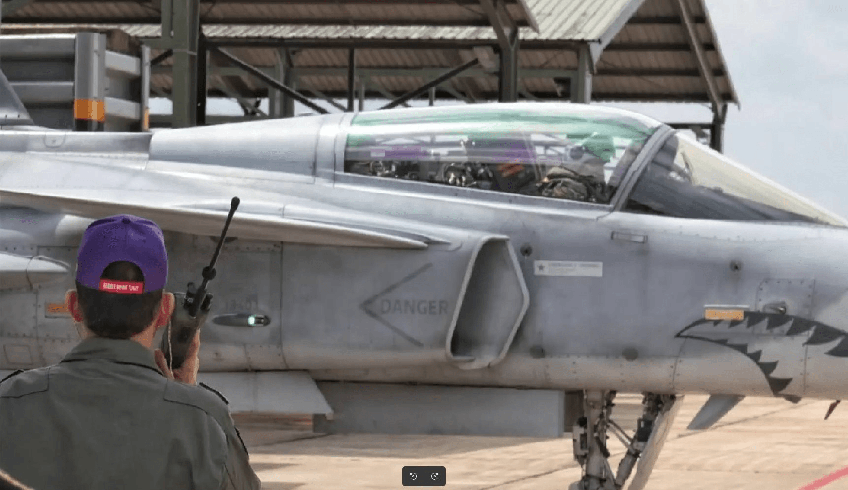 Quốc vương Th&aacute;i Lan tặng hoa Ho&agrave;ng hậu sau chuyến bay JAS 39C Gripen đặc biệt 2026 - Ảnh 1.