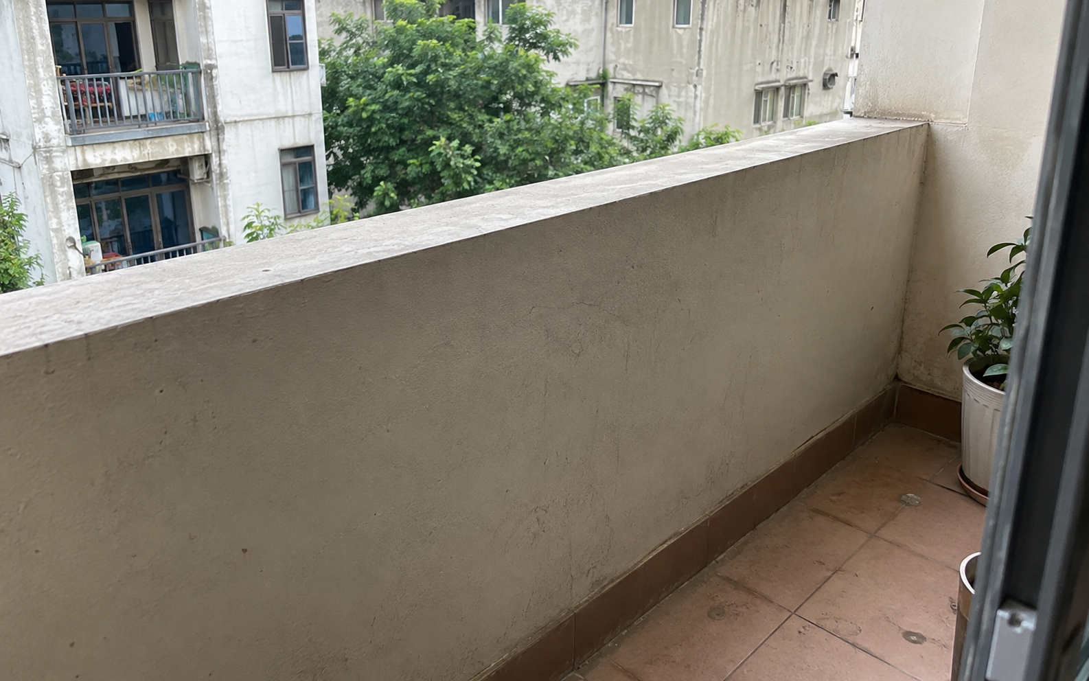 Tại sao ng&agrave;y c&agrave;ng nhiều gia đ&igrave;nh kh&ocirc;ng c&ograve;n l&agrave;m lan can ban c&ocirc;ng k&iacute;n m&iacute;t?  - Ảnh 1.