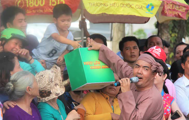 Quốc Thuận từ kh&oacute; khăn đến th&agrave;nh c&ocirc;ng: H&agrave;nh tr&igrave;nh nghệ thuật v&agrave; b&aacute;n b&aacute;nh m&igrave; tr&ecirc;n đường Đặng Văn Ngữ - Ảnh 5.