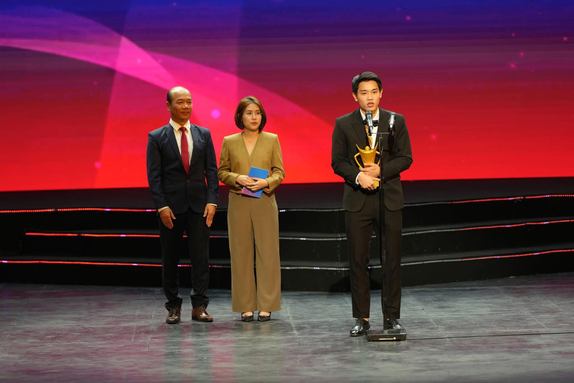 Đình Bắc gặp chuyện "dở khóc dở cười", diện vest bảnh bao đi nhận giải vẫn bị bảo vệ chặn cửa hỏi vé mời - Ảnh 2.