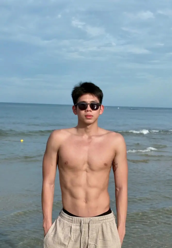 Nam thần bơi lội thế hệ mới Quang Thuấn khoe body 8 múi cực phẩm, vác bổng chị gái Ánh Viên hút triệu view- Ảnh 2. Nam thần bơi lội thế hệ mới Quang Thuấn khoe body 8 múi cực phẩm, vác bổng chị gái Ánh Viên hút triệu view- Ảnh 2.