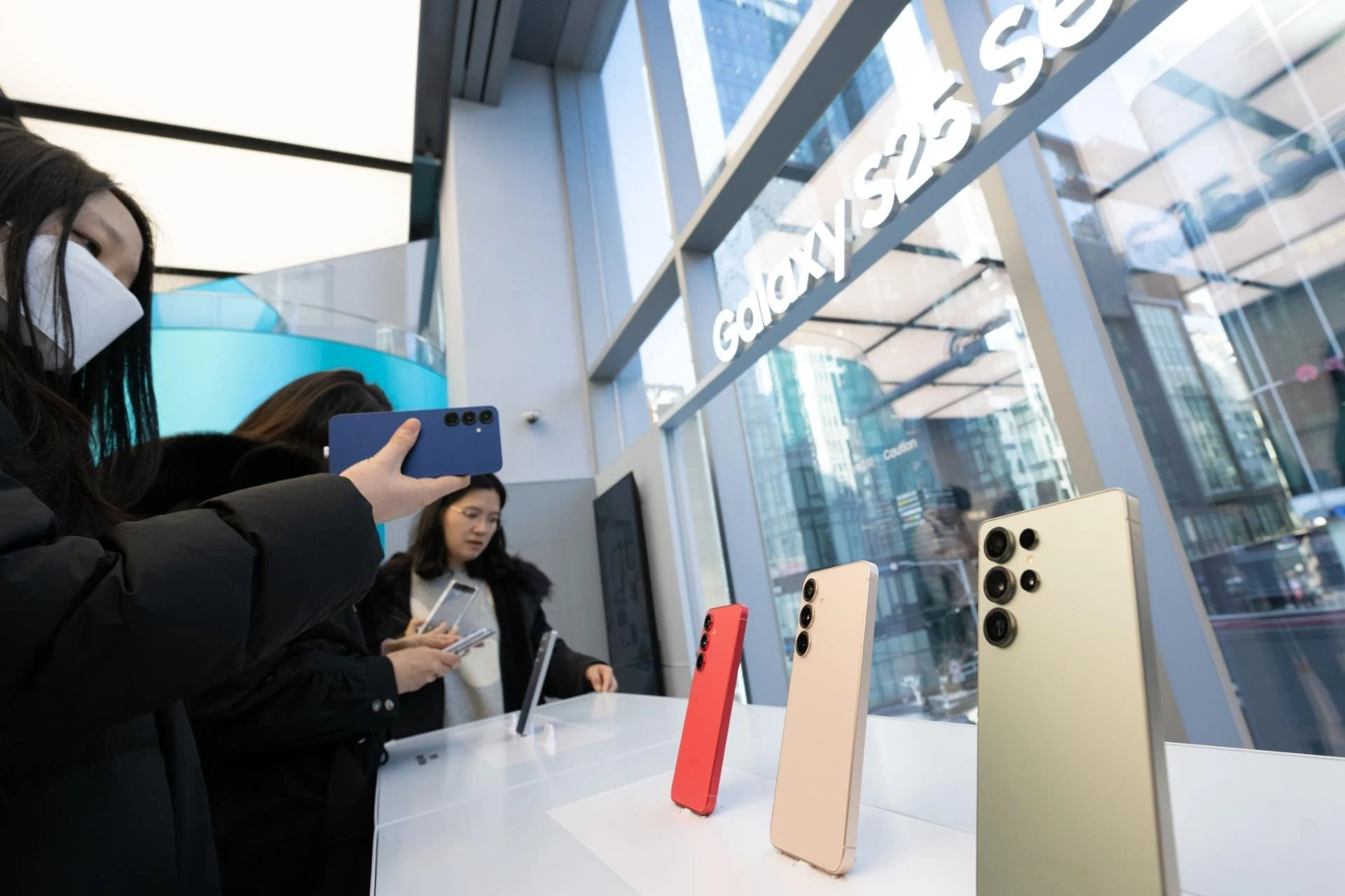 Giá Smartphone Trung Bình Đã Vượt Mốc 400 Usd, Người Dùng Chi Mạnh Tay Hơn Để Mua Điện Thoại Đời Cao Egbqebqeb 1769916380265 17699163804581269806118