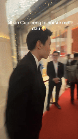 Đình Bắc gặp chuyện "dở khóc dở cười", diện vest bảnh bao đi nhận giải vẫn bị bảo vệ chặn cửa hỏi vé mời - Ảnh 1.