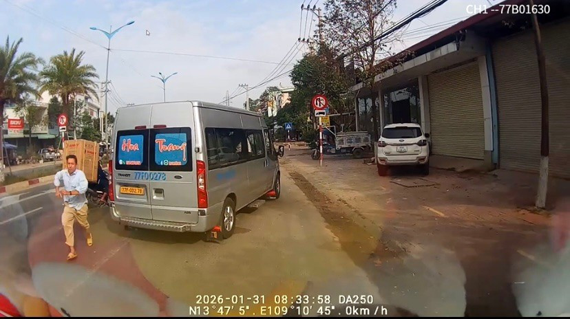 Gia Lai: Tài xế xe khách bị đồng nghiệp chặn đường, hành hung giữa phố - Ảnh 3.