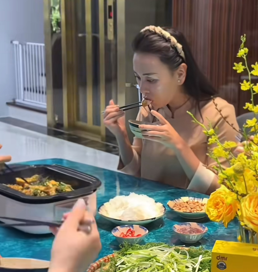 Phương Oanh không còn đeo nhẫn cưới - Ảnh 1.