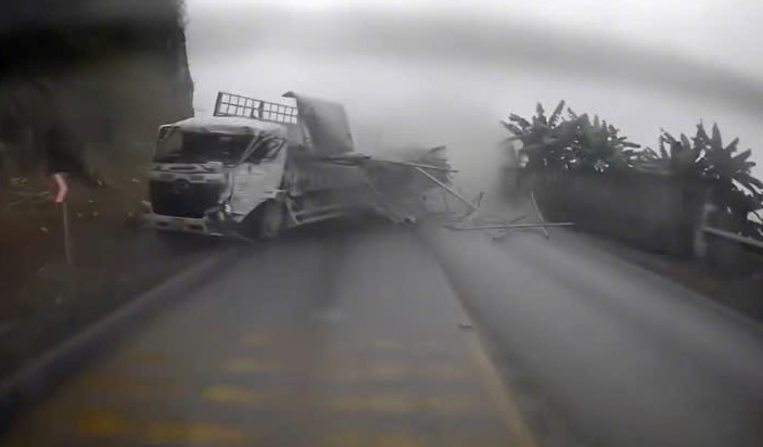 VIDEO: Xe tải đổ đ&egrave;o nghi mất phanh, t&agrave;i xế đ&aacute;nh l&aacute;i tr&aacute;nh nhiều phương tiện trước khi đ&acirc;m v&agrave;o v&aacute;ch n&uacute;i - Ảnh 1.