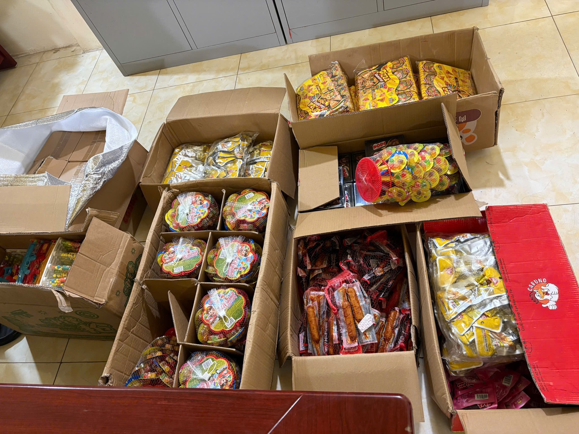 Phát hiện xe ô tô vận chuyển hàng nghìn thực phẩm không rõ nguồn gốc - Ảnh 1.