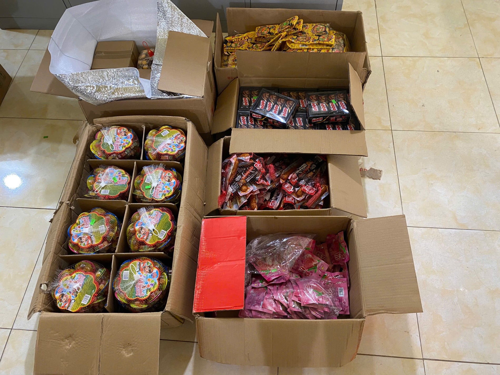 Phát hiện xe ô tô vận chuyển hàng nghìn thực phẩm không rõ nguồn gốc - Ảnh 2.