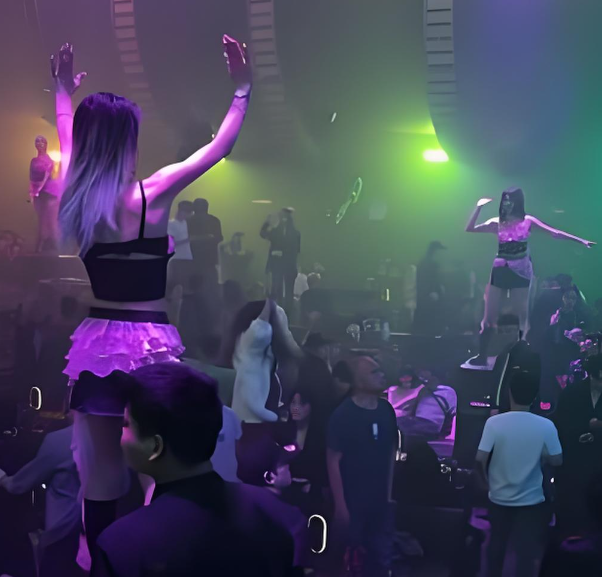 Cứ tưởng bạn gái là con nhà giàu, ngoan hiền, ăn mặc hợp thời trang, cho tới ngày tôi bắt gặp nàng ở một khung cảnh hỗn loạn- Ảnh 1.