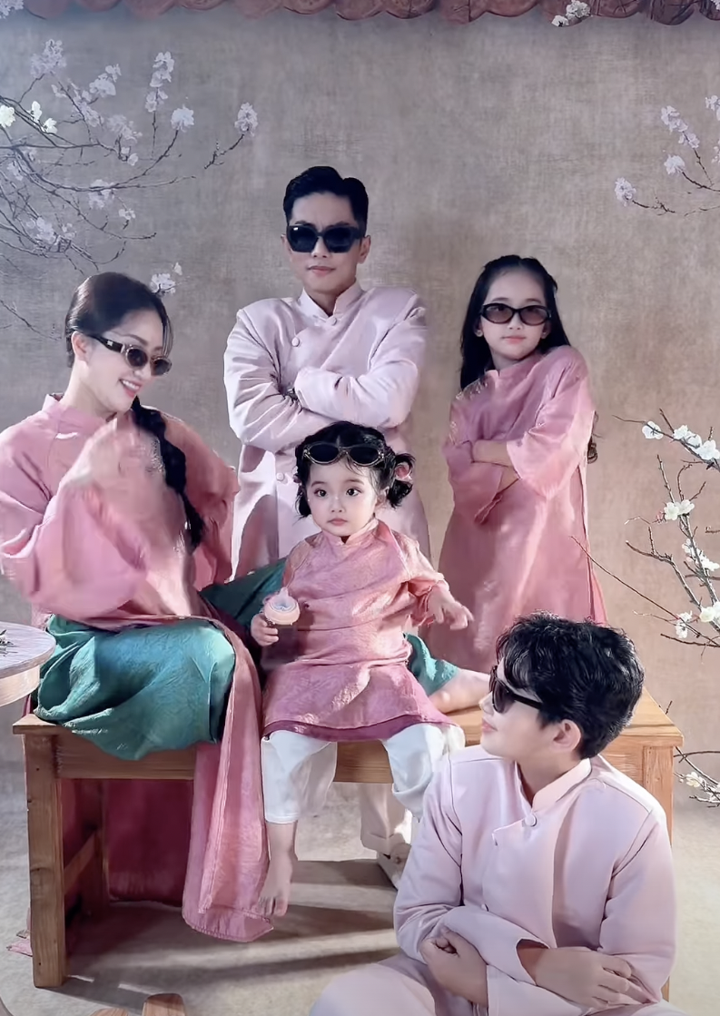 Gia đình Khánh Thi - Phan Hiển gây Gia đình Khánh Thi - Phan Hiển gây