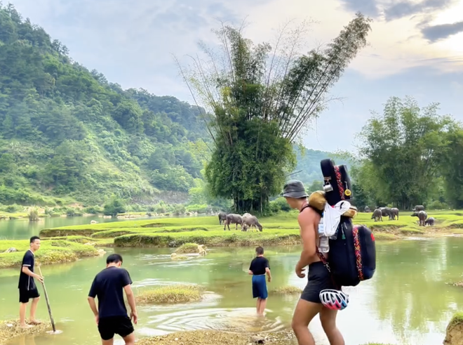 Cầm 200k rồi chạy biến đi mất, h&agrave;nh động quay lại của đứa trẻ v&ugrave;ng cao khiến kh&aacute;ch T&acirc;y phải nể phục- Ảnh 1.