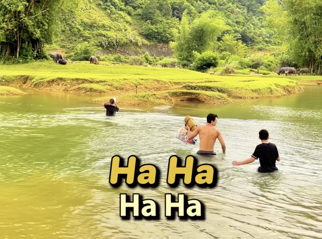 Cầm 200k rồi chạy biến đi mất, h&agrave;nh động quay lại của đứa trẻ v&ugrave;ng cao khiến kh&aacute;ch T&acirc;y phải nể phục- Ảnh 2.