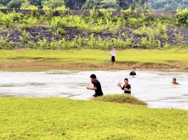 Cầm 200k rồi chạy biến đi mất, h&agrave;nh động quay lại của đứa trẻ v&ugrave;ng cao khiến kh&aacute;ch T&acirc;y phải nể phục- Ảnh 4.