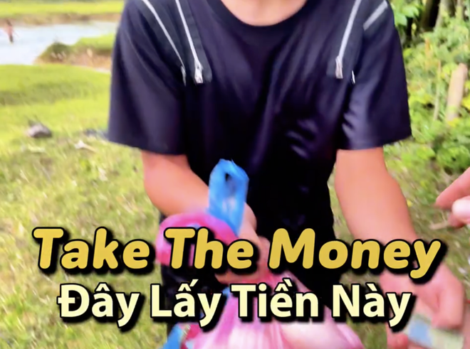 Cầm 200k rồi chạy biến đi mất, h&agrave;nh động quay lại của đứa trẻ v&ugrave;ng cao khiến kh&aacute;ch T&acirc;y phải nể phục- Ảnh 5.