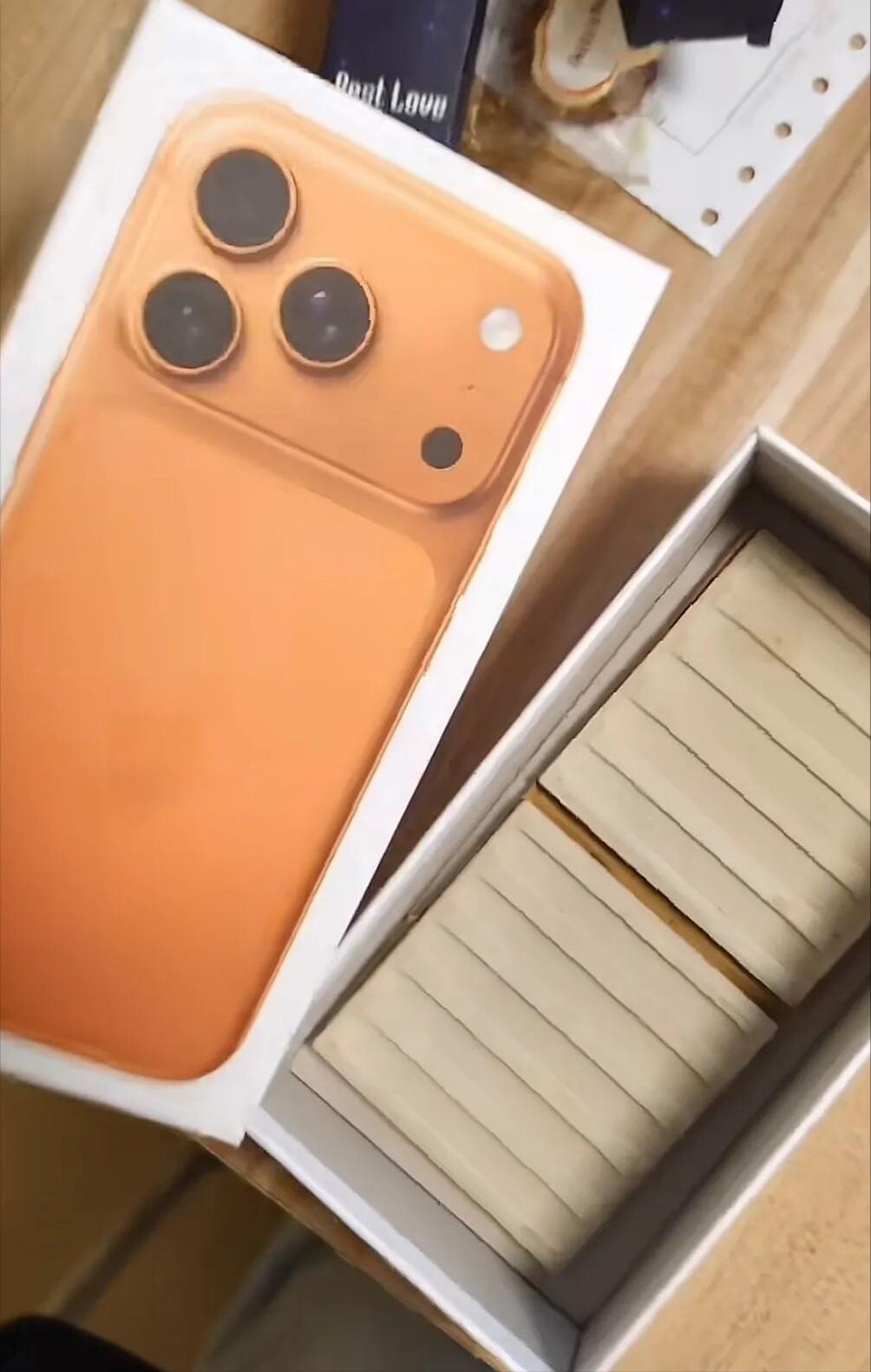 Tr&uacute;ng thưởng iPhone tại tiệc tất ni&ecirc;n c&ocirc;ng ty, người đ&agrave;n &ocirc;ng mở hộp qu&agrave; xong liền tuy&ecirc;n bố: &ldquo;T&ocirc;i kh&ocirc;ng cần nữa&rdquo;- Ảnh 2.