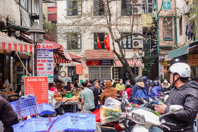 Gà luộc 1 triệu/con vẫn đổ xô mua - đây là khu chợ hot nhất Hà Nội hôm nay! - Ảnh 3.