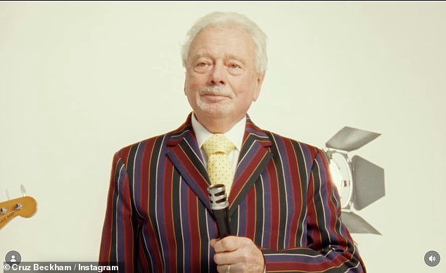 Đáp trả hành động phũ phàng của anh cả, Cruz Beckham chứng minh ai mới là "con ngoan" của David Beckham và Victoria - Ảnh 1.