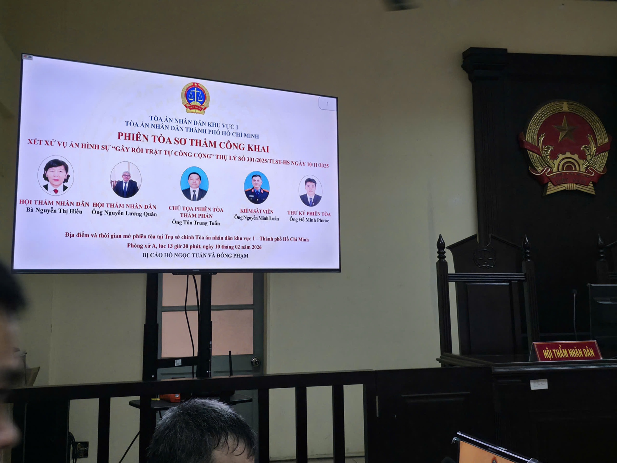 Vụ khi&ecirc;ng quan t&agrave;i chợ Bến Th&agrave;nh: 11 Bị c&aacute;o hầu t&ograve;a v&igrave; g&acirc;y rối trật tự c&ocirc;ng cộng - Ảnh 2.