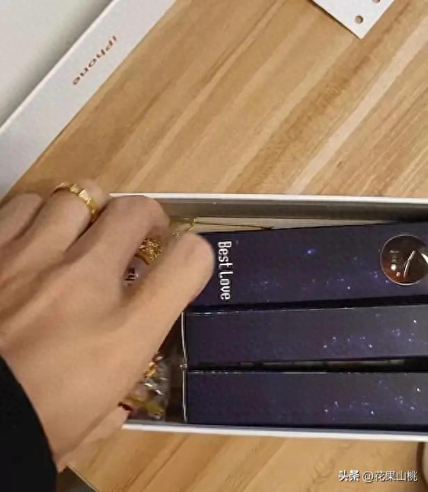 Tr&uacute;ng thưởng iPhone tại tiệc tất ni&ecirc;n c&ocirc;ng ty, người đ&agrave;n &ocirc;ng mở hộp qu&agrave; xong liền tuy&ecirc;n bố: &ldquo;T&ocirc;i kh&ocirc;ng cần nữa&rdquo;- Ảnh 1.