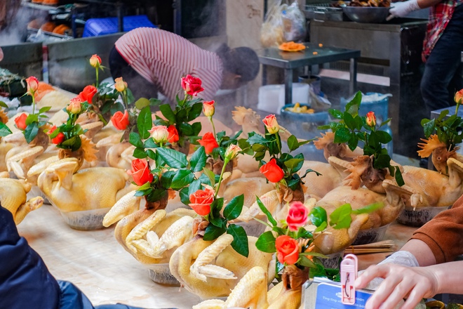 Gà luộc 1 triệu/con vẫn đổ xô mua - đây là khu chợ hot nhất Hà Nội hôm nay! - Ảnh 5.