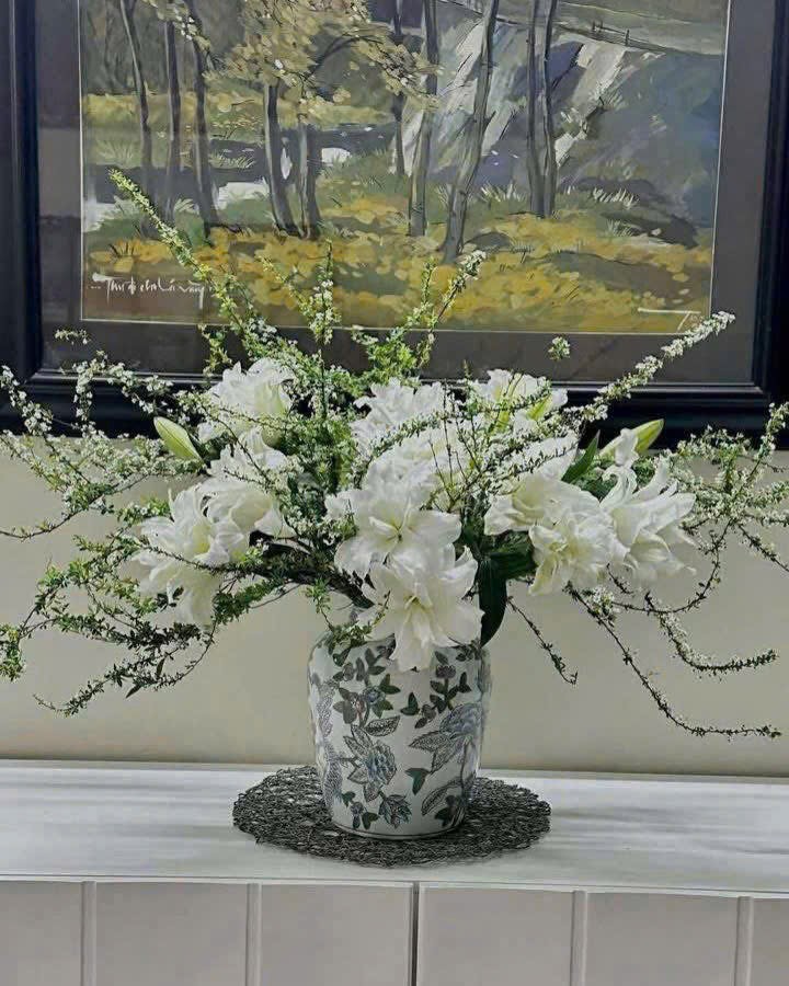 Hoa Tết 2026: Ly k&eacute;p mix tuyết mai - xu hướng cắm hoa đẹp ch&oacute;i chang - Ảnh 1.