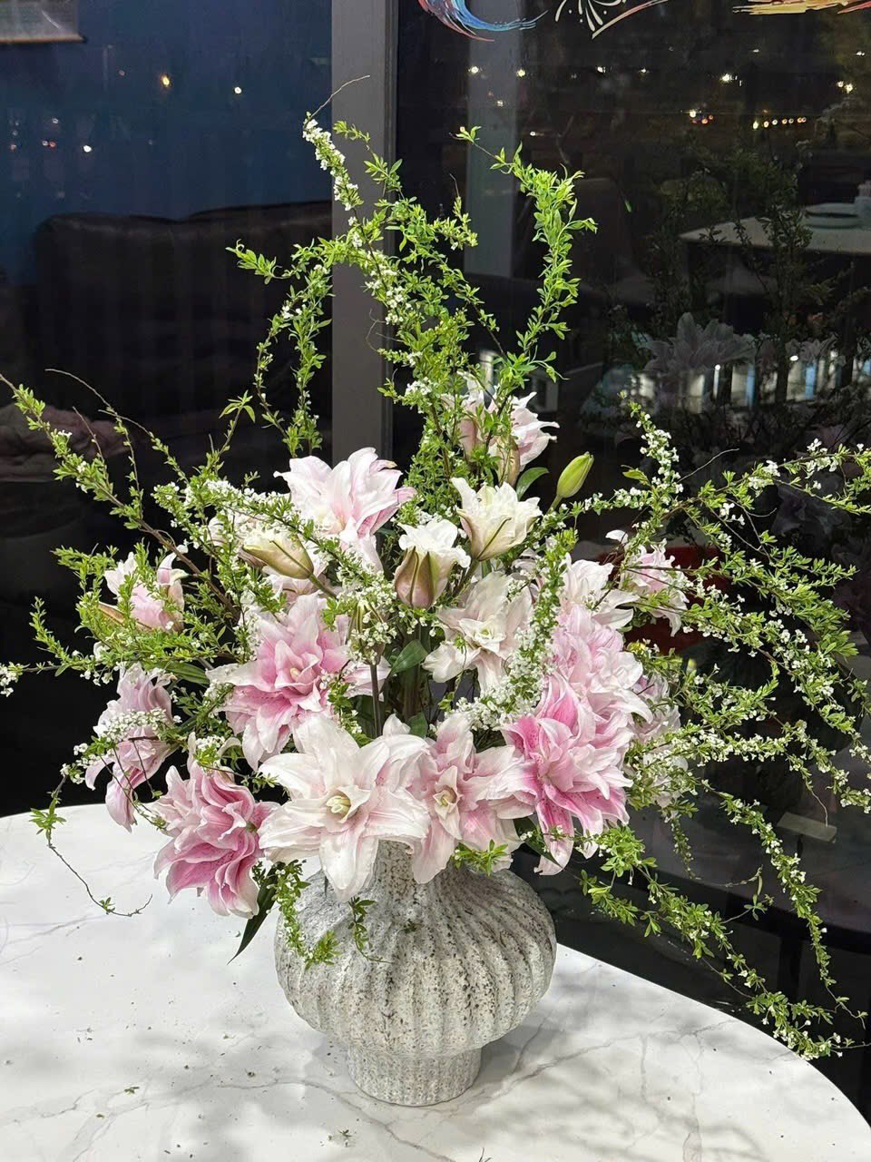 Hoa Tết 2026: Ly k&eacute;p mix tuyết mai - xu hướng cắm hoa đẹp ch&oacute;i chang - Ảnh 2.