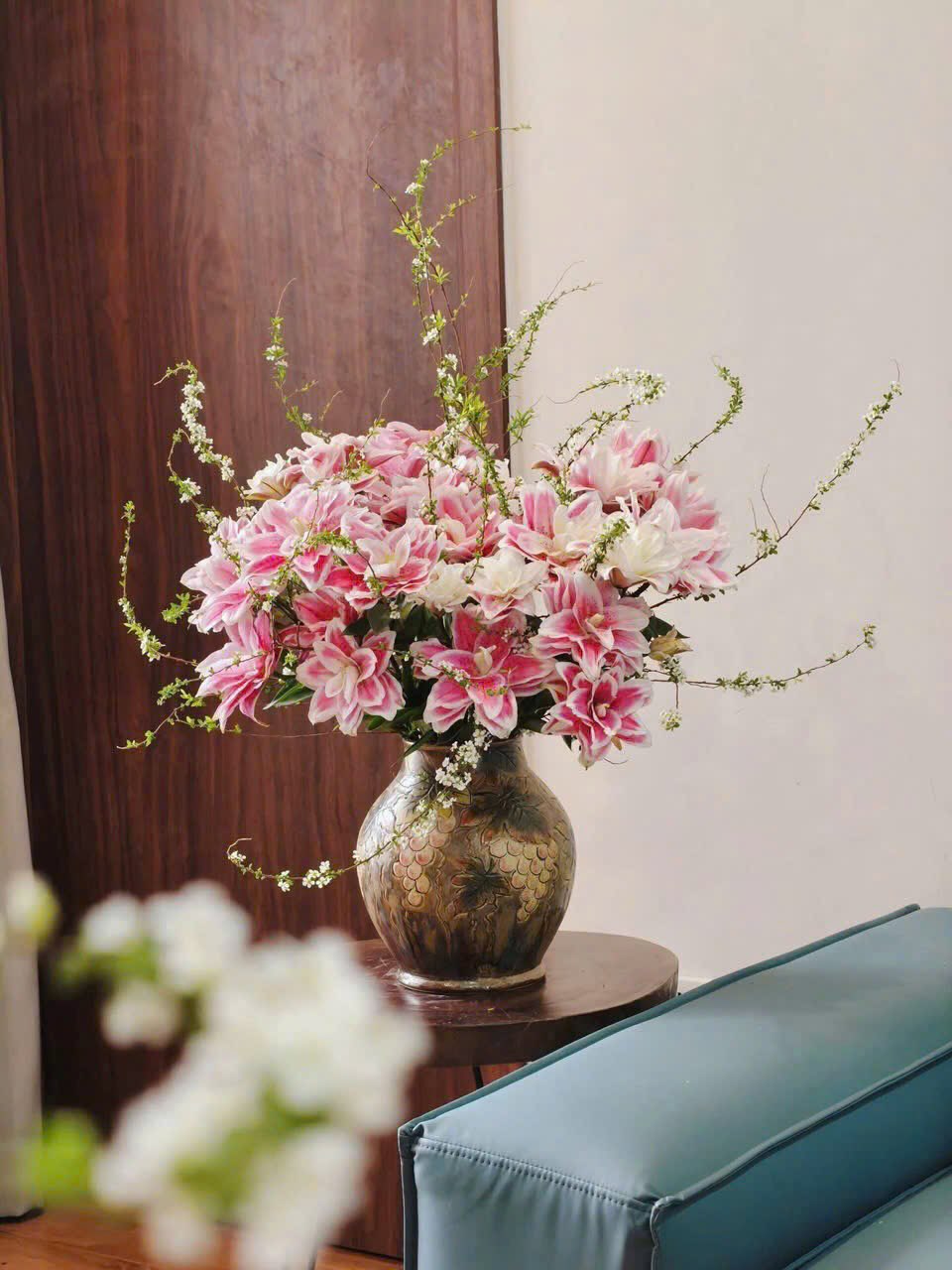 Hoa Tết 2026: Ly k&eacute;p mix tuyết mai - xu hướng cắm hoa đẹp ch&oacute;i chang - Ảnh 7.