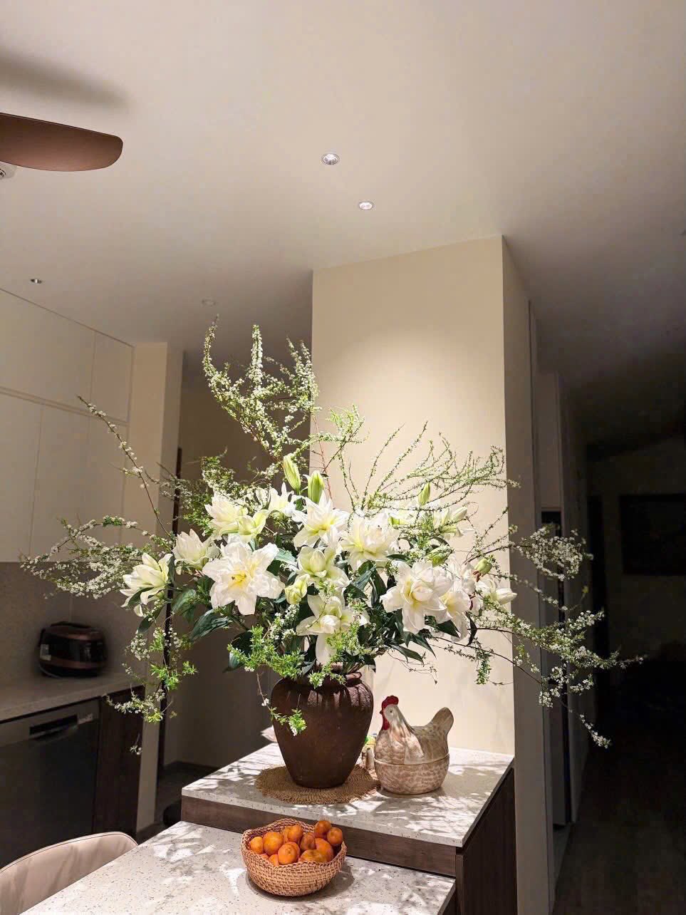 Hoa Tết 2026: Ly k&eacute;p mix tuyết mai - xu hướng cắm hoa đẹp ch&oacute;i chang - Ảnh 5.