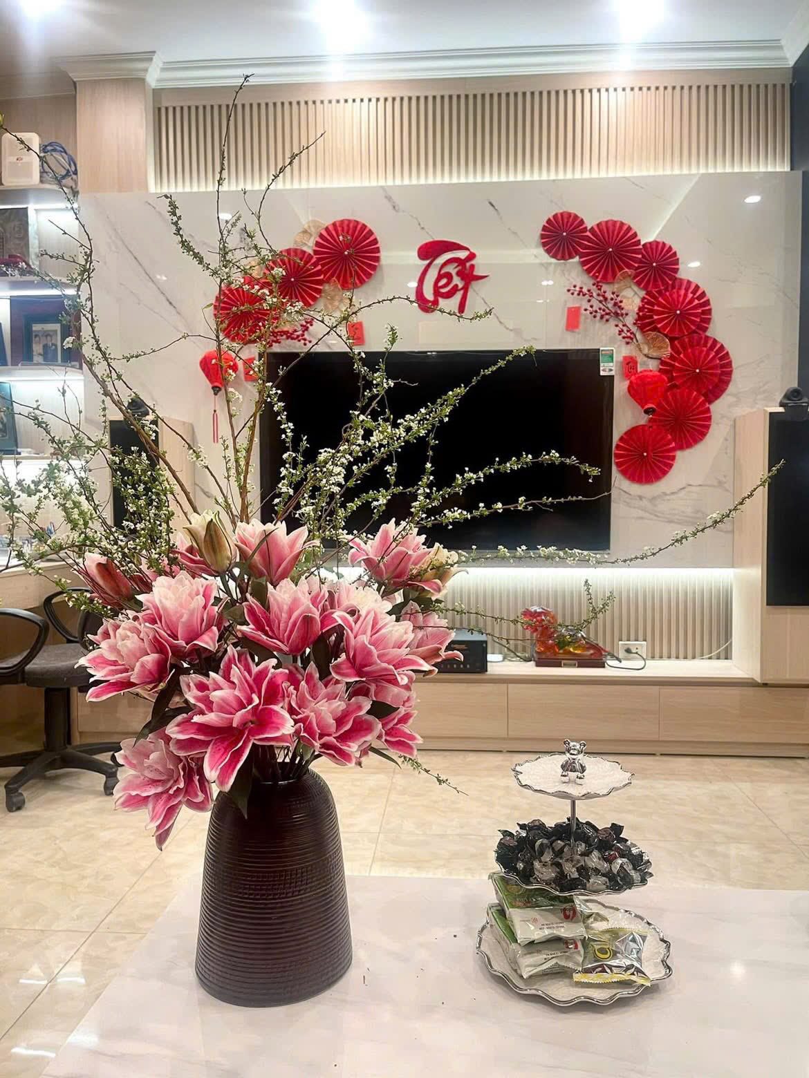 Hoa Tết 2026: Ly k&eacute;p mix tuyết mai - xu hướng cắm hoa đẹp ch&oacute;i chang - Ảnh 4.