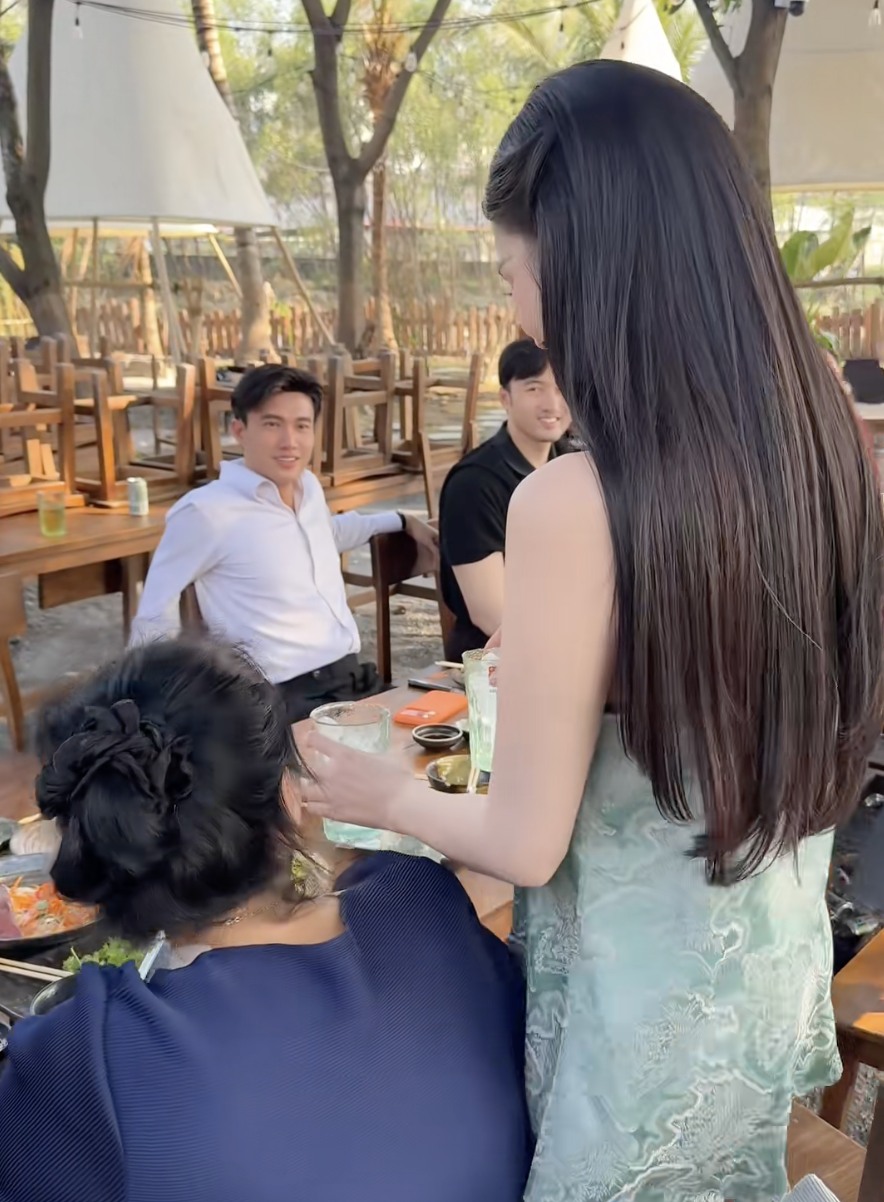 Lộ ảnh Ngọc Trinh ra mắt gia đình 1 nam diễn viên Vbiz giàu có, đẹp trai - Ảnh 2.