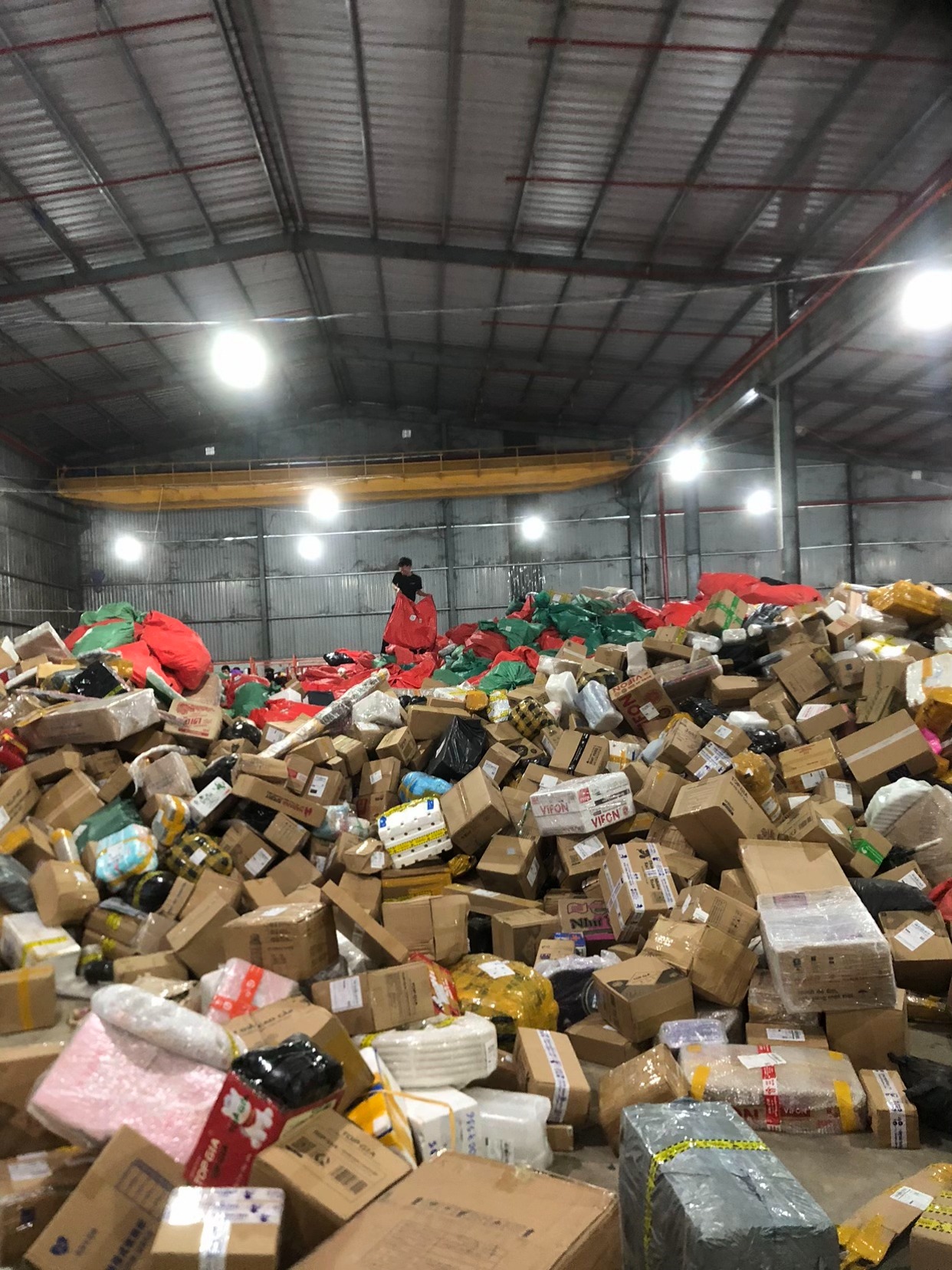 Kho Bắc Ninh ám ảnh người mua sắm online dịp Tết 2026 - Ảnh 1.