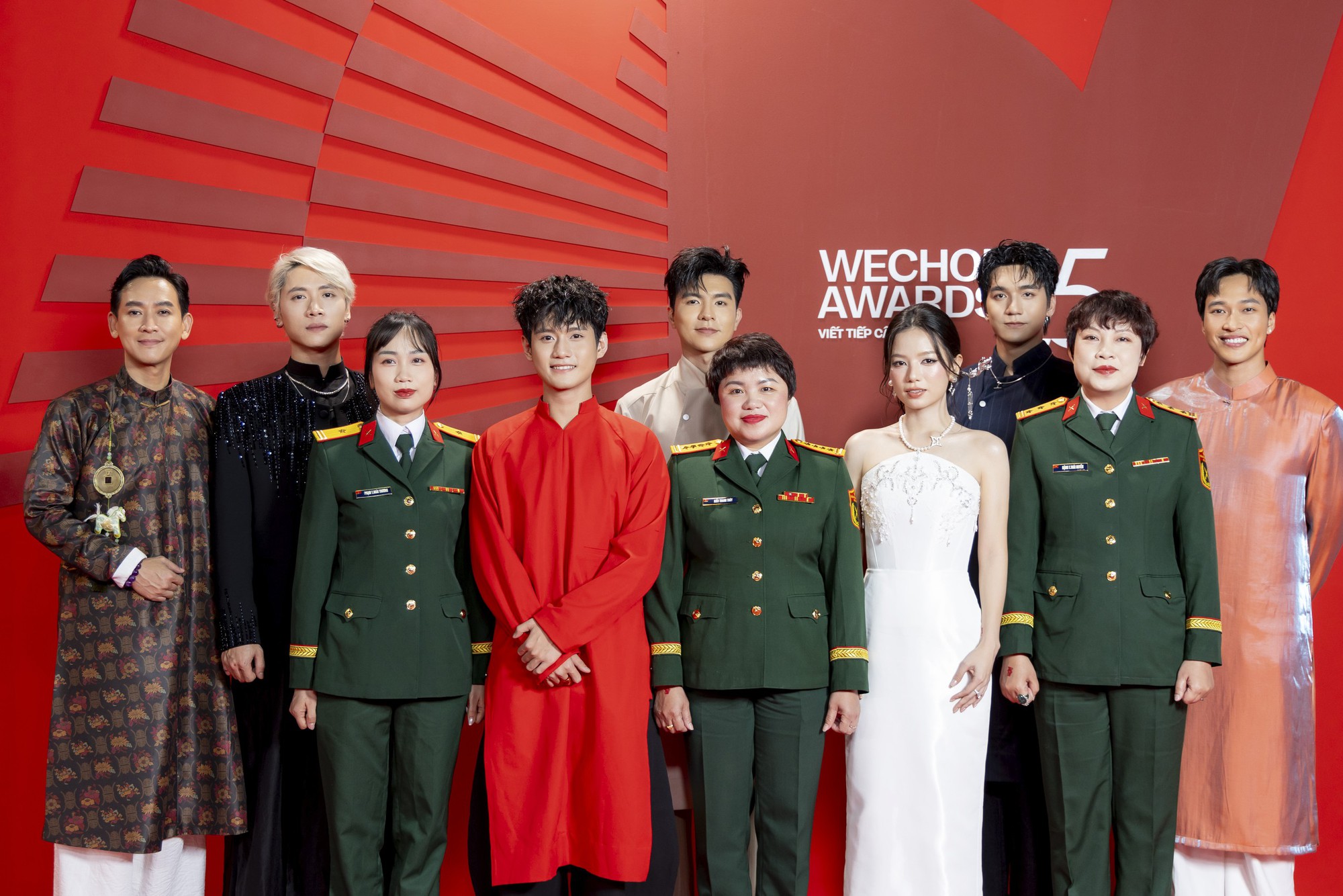 Hoàng Long từ phim Mưa Đỏ đến sân khấu WeChoice Awards 2025: Diễn xuất trực tiếp quá đỉnh!- Ảnh 4.